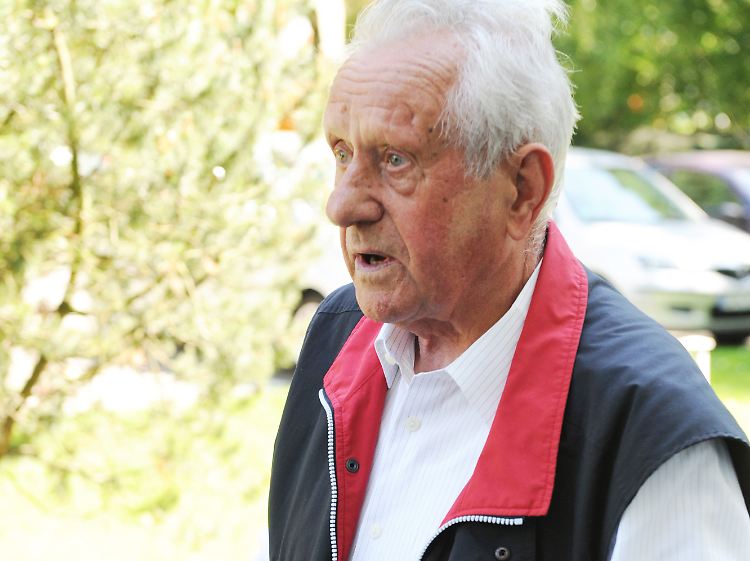 Vor zwei Wochen war bekannt geworden, dass Kurras SED-Mitglied und Inoffizieller Mitarbeiter des DDR-Staatssicherheitsdienstes war.