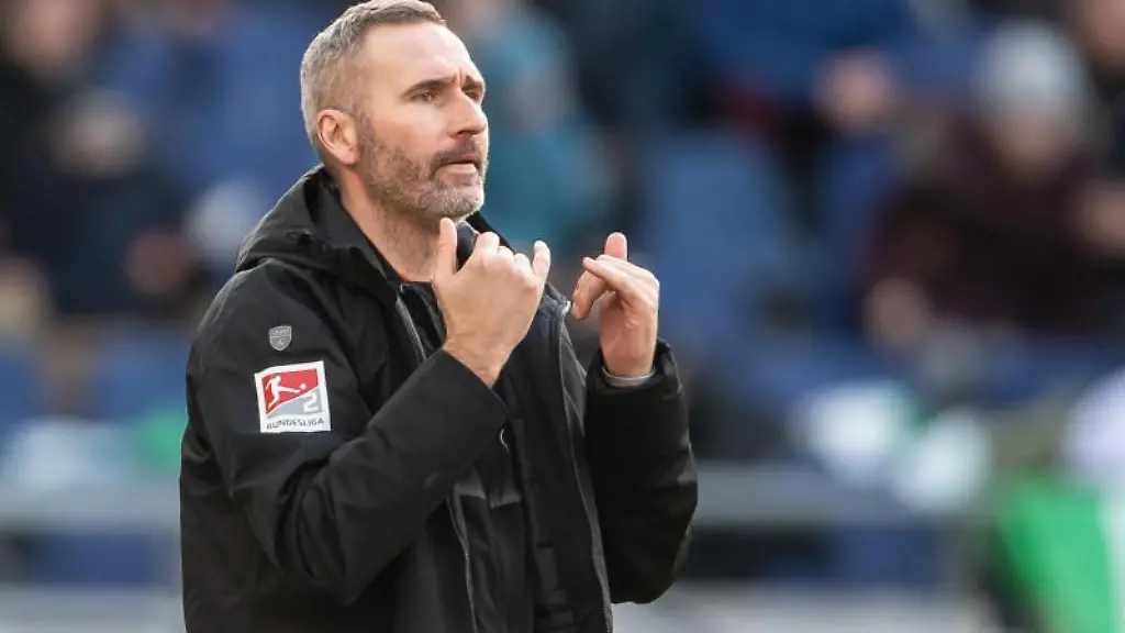 Stuttgarts-Trainer-Tim-Walter-gestikuliert-am-Spielfeldrand