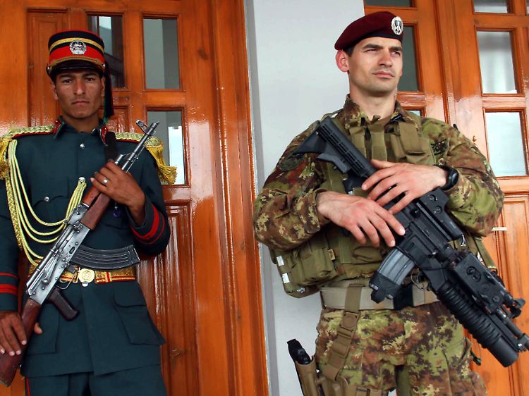 Gespanntes Verhältnis: Ein afghanischer und ein ISAF-Soldat auf gemeinsamer Wache.