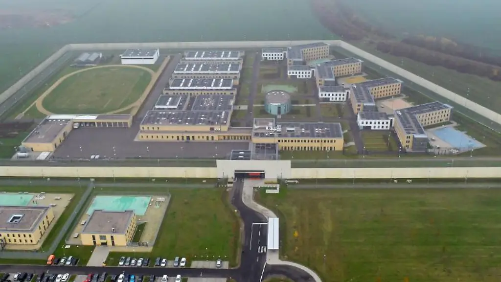 Die-Jugendstrafanstalt-mit-der-Thueringer-Jugendarrestanstalt-vorn-links-aufgenommen-am-16-11-2017-in-Arnstadt-Thueringen