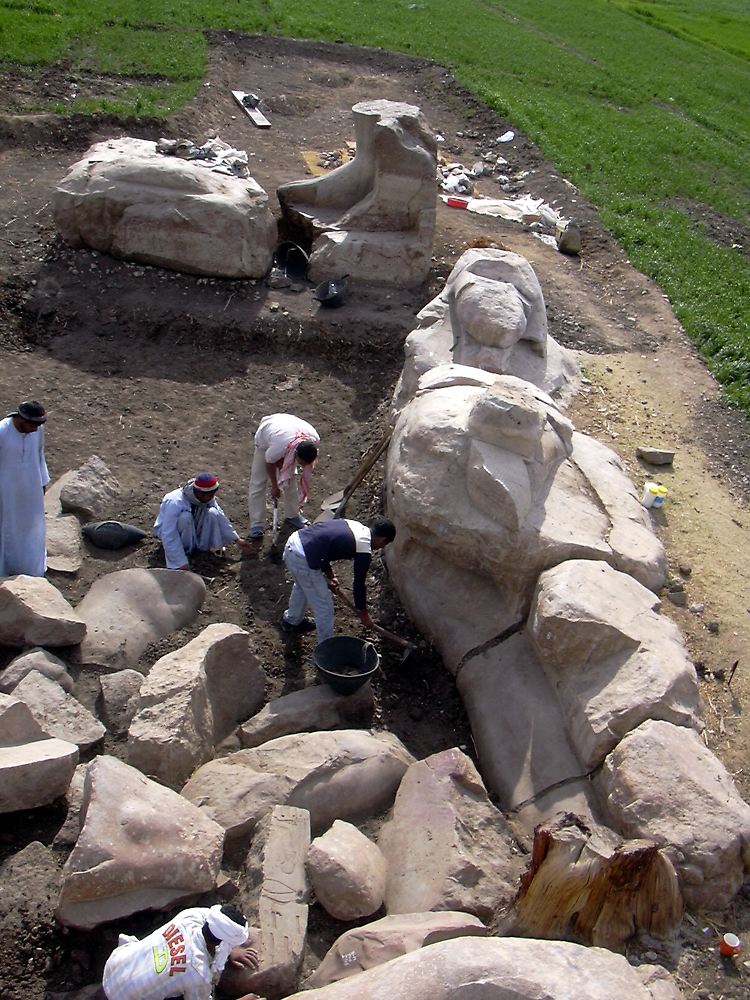 Die Statue ist wahrscheinlich im Jahr 27 vor Christus bei einem Erdbeben zerstört worden.