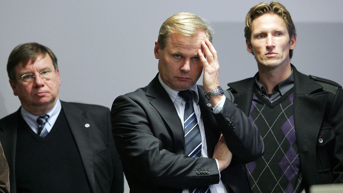 Präsident Hans-Hermann Schwick (l.) und Schatzmeister Roland Kentsch (m.) wollen ihre Ämter zur Verfügung stellen - Manager Detlev Dammeier nicht.