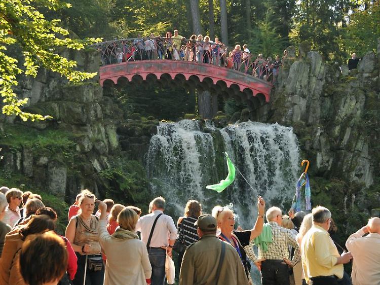 Wasserspiele an der Teufelsbrücke: Der Bergpark Wilhelmshöhe zieht in den Sommermonaten Besucher aus allen Himmelsrichtungen an.