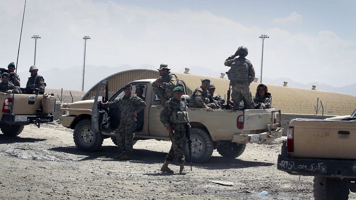 Afghanische Soldaten patroullieren auf dem Kabuler Militärflughafen.