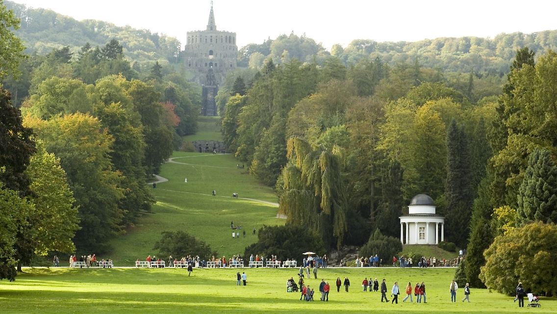 Weitläufiges Gelände mit vielen Möglichkeiten zum Spazierengehen - der Bergpark Wilhelmshöhe gilt mit einer Fläche von 240 Hektar als größter Bergpark nördlich der Alpen.