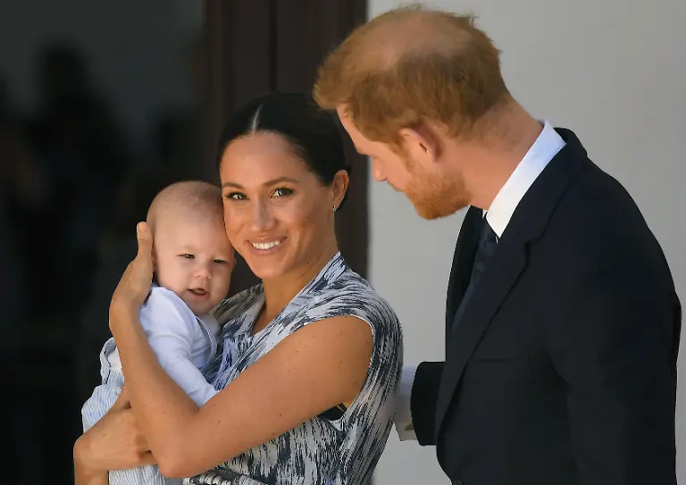 Archie-Meghan-und-Harry-wuenschen-frohe-Weihnachten