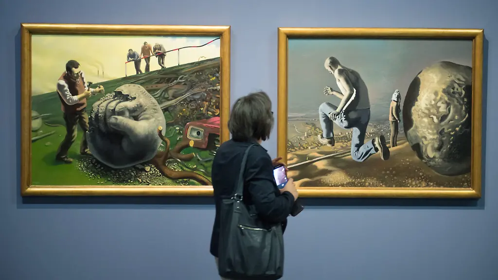 Eine-Frau-steht-im-Albertinum-in-der-Ausstellung-Ostdeutsche-Malerei-und-Skulptur-vor-den-Oelgemaelden-Sisyphos-behaut-den-Stein-und-Die-Flucht-des-Sisyphos