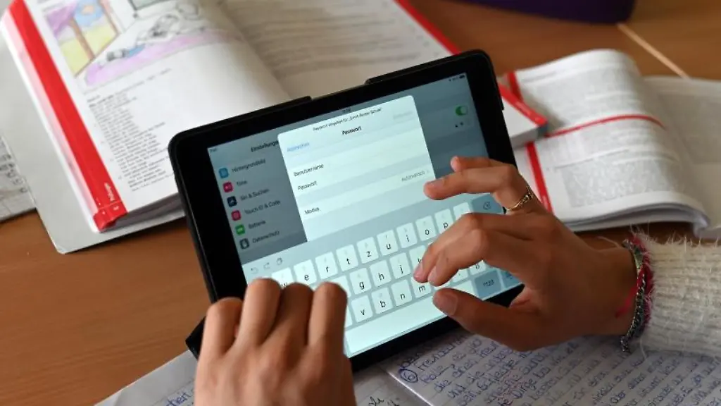 Schueler-einer-zehnten-Klasse-arbeiten-in-einer-Unterrichtsstunde-mit-Tablets