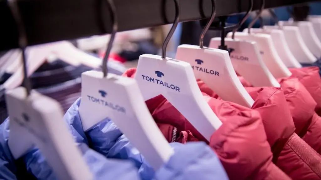 Kleidung-der-Modekette-Tom-Tailor-haengt-am-in-der-Zentrale-des-Unternehmens