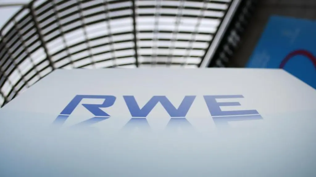 Das-Logo-des-Energiekonzerns-RWE-ist-vor-der-Konzernzentrale-in-Essen-angebracht