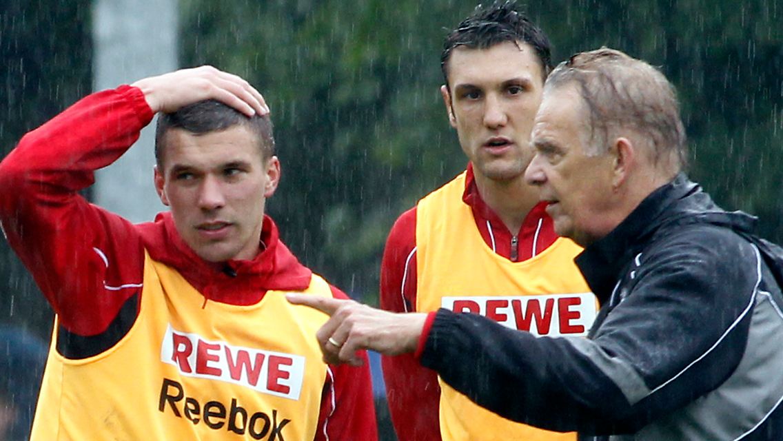 Da steht er schon auf dem Platz: Volker Finke leitet sein erstes Training in Köln. Lukas Podolski und Kevin Pezzoni sind begeistert.