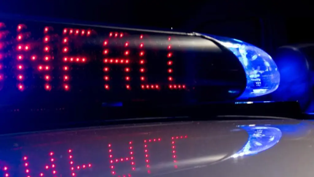 Das-Blaulicht-leuchtet-waehrend-auf-dem-Display-der-Hinweis-Unfall-zu-lesen-ist