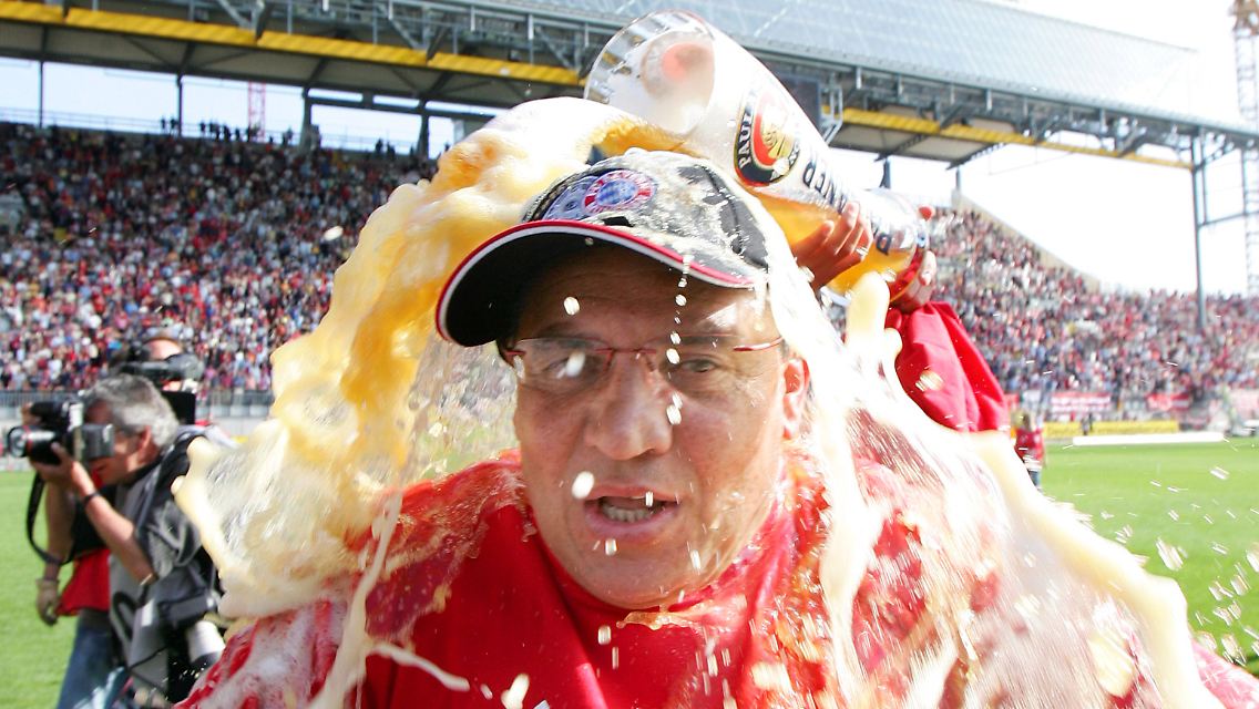 Der Beweis: Felix Magath weiß, was auf ihn zukommt, wenn der mit den Wolfsburgern Meister wird. Mit den Bayern hat er das zweimal geschafft.