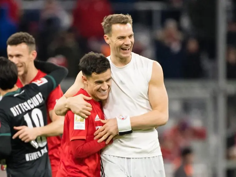 Philippe-Coutinho-l-jubelt-nach-Spielende-gegen-Werder-Bremen-mit-Torwart-Manuel-Neuer