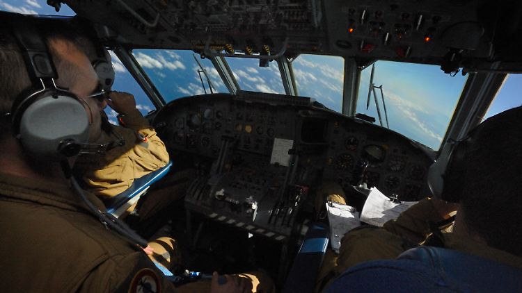 Französische Piloten auf der Suche nach Wrackteilen.