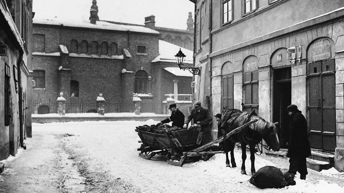 Jüdische Arbeiter entladen im Ghetto von Krakau 1940 Kohlesäcke.