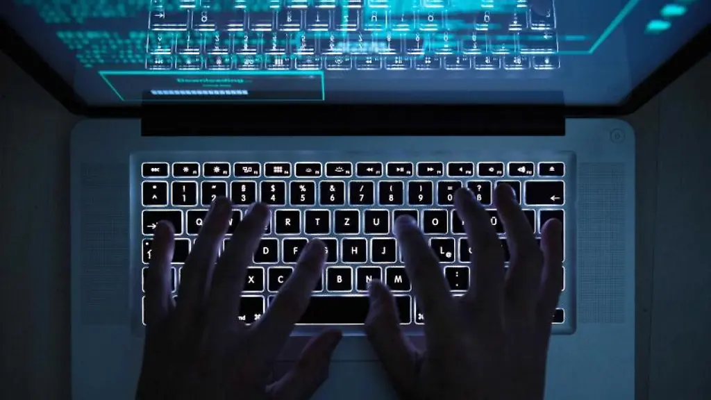 Ein-Mann-benutzt-die-beleuchtete-Tastatur-eines-Notebooks