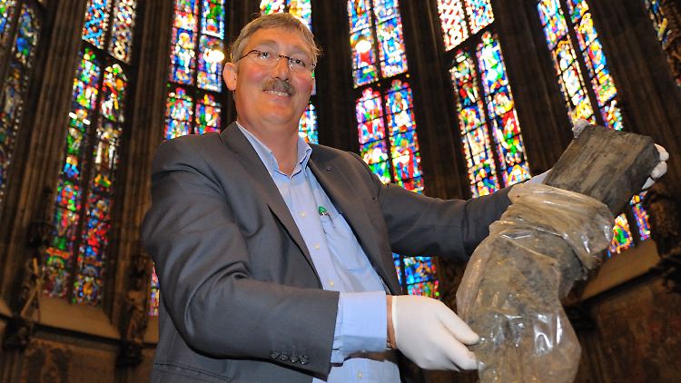 Das Eichenholz, das Dombaumeister Maintz präsentiert, hat das bisher angenommene Alter belegt.
