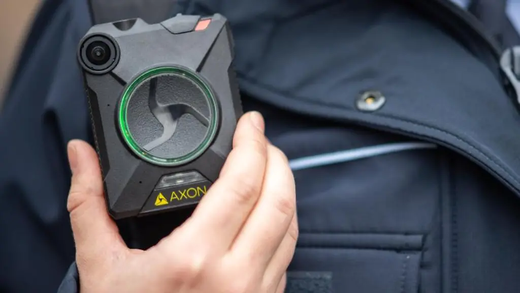 Eine-Polizistin-mit-einer-Bodycam