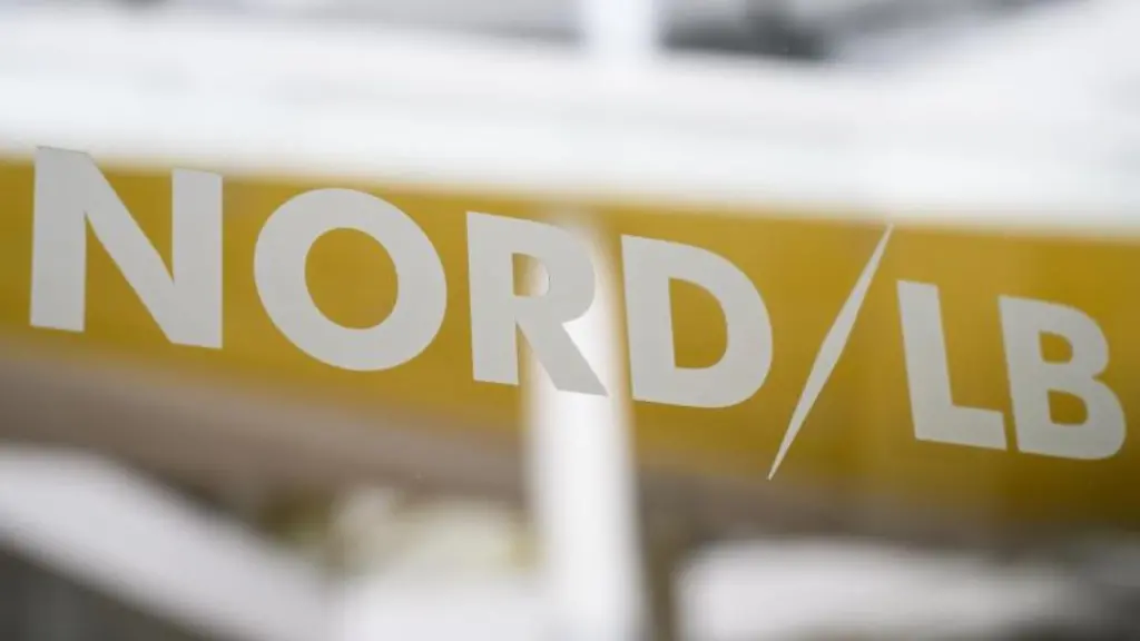 Auf-einer-Glastuer-steht-das-Logo-der-NordLB