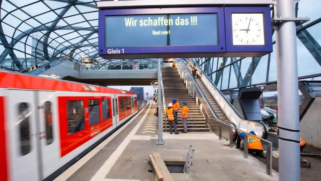 Ein-Zug-der-S-Bahn-faehrt-durch-die-Station-Elbbruecken-waehrend-letzte-Arbeiten-erledigt-werden