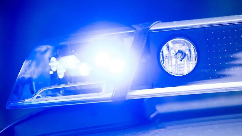 Ein-Blaulicht-leuchtet-an-einer-Polizeistreife