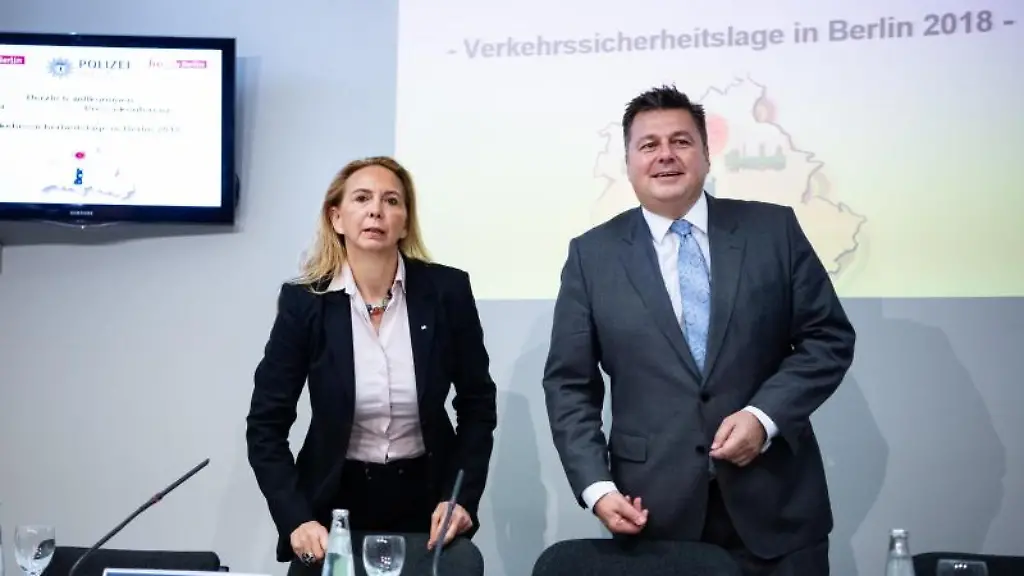 Polizeipraesidentin-Barbara-Slowik-und-Innensenator-Andreas-Geisel-SPD-bei-einer-Pressekonferenz