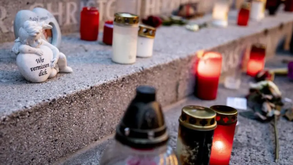 Eine-Engelsfigur-und-Lichter-am-Mahnmal-fuer-die-Opfer-des-Attentats-am-Breitscheidplatz-zu-sehen