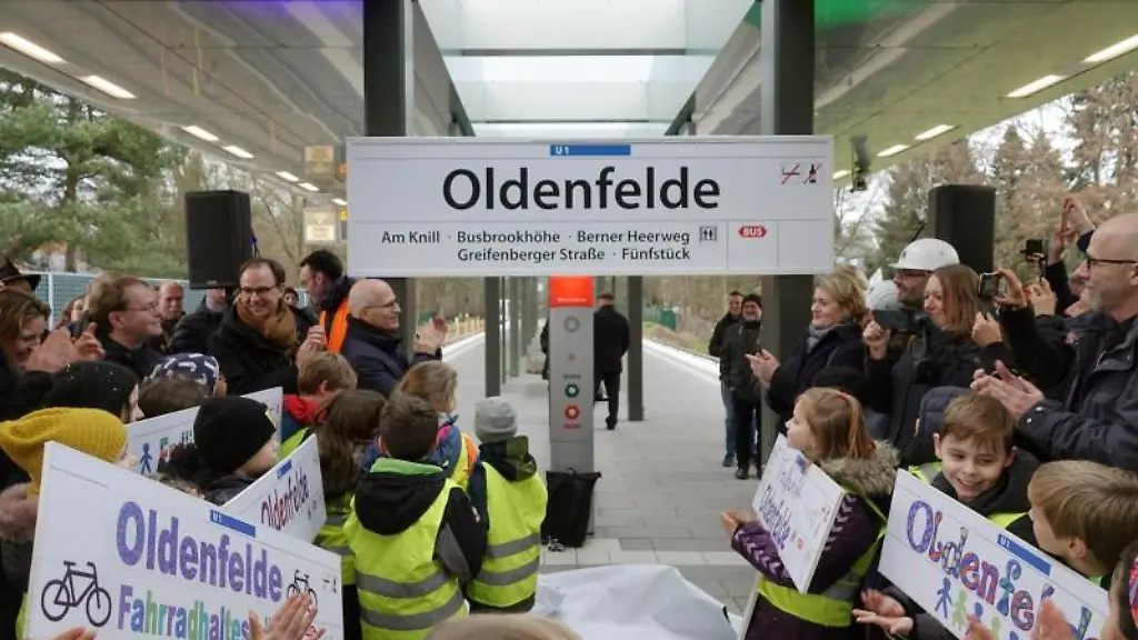 Peter-Tschentscher-SPD-hinten-Mitte-l-steht-mit-Mitarbeitern-der-Hamburger-Hochbahn-und-Kindern