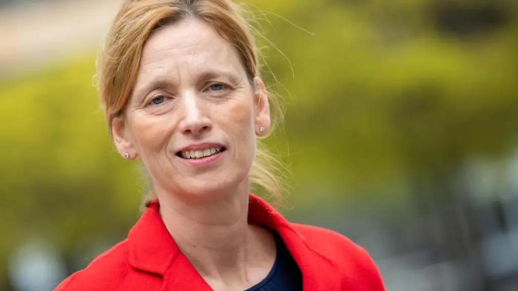 Karin-Prien-CDU-schaut-in-die-Kamera