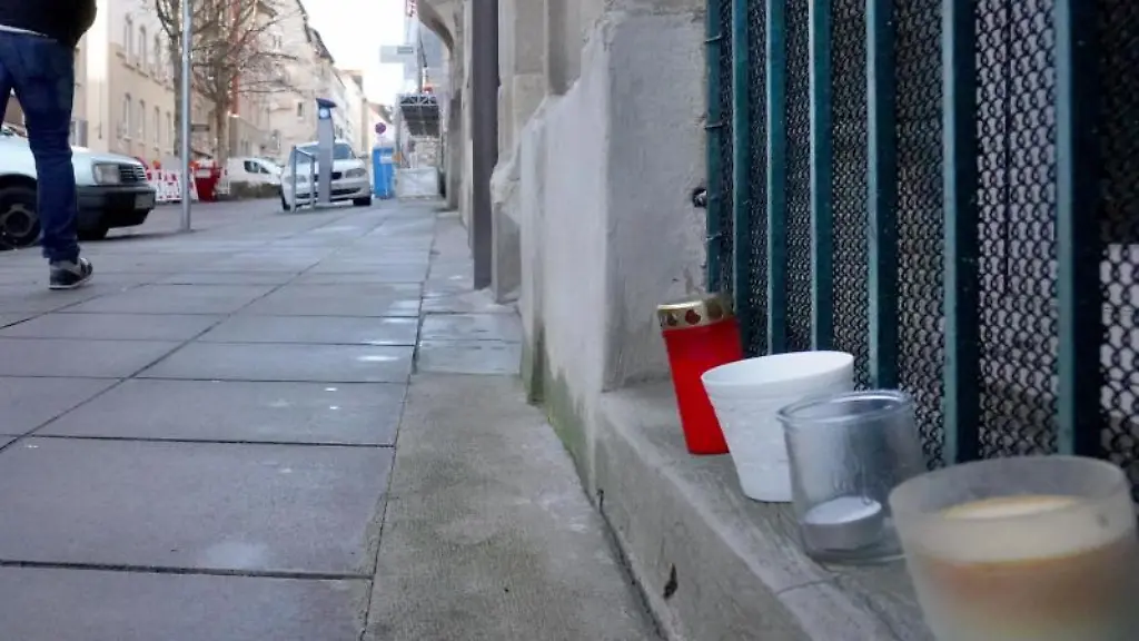 Kerzen-stehen-in-der-Naehe-eines-Tatorts-an-dem-am-Vortag-eine-Frau-erstochen-worden-war