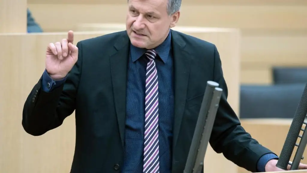 Hans-Ulrich-Ruelke-spricht-im-Landtag-von-Baden-Wuerttemberg