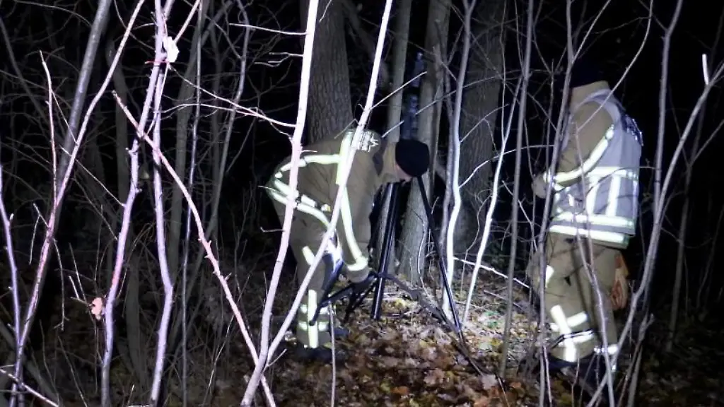 Polizeibeamte-untersuchen-in-Duisburg-eine-Stelle-in-einem-Wald