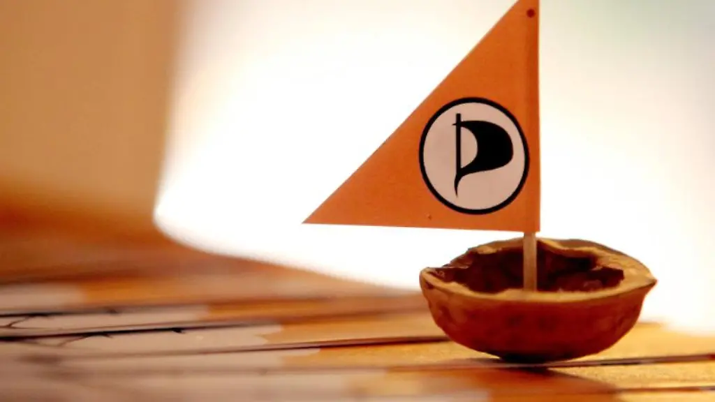 Eine-Nussschale-mit-einem-Faehnchen-der-Piratenpartei