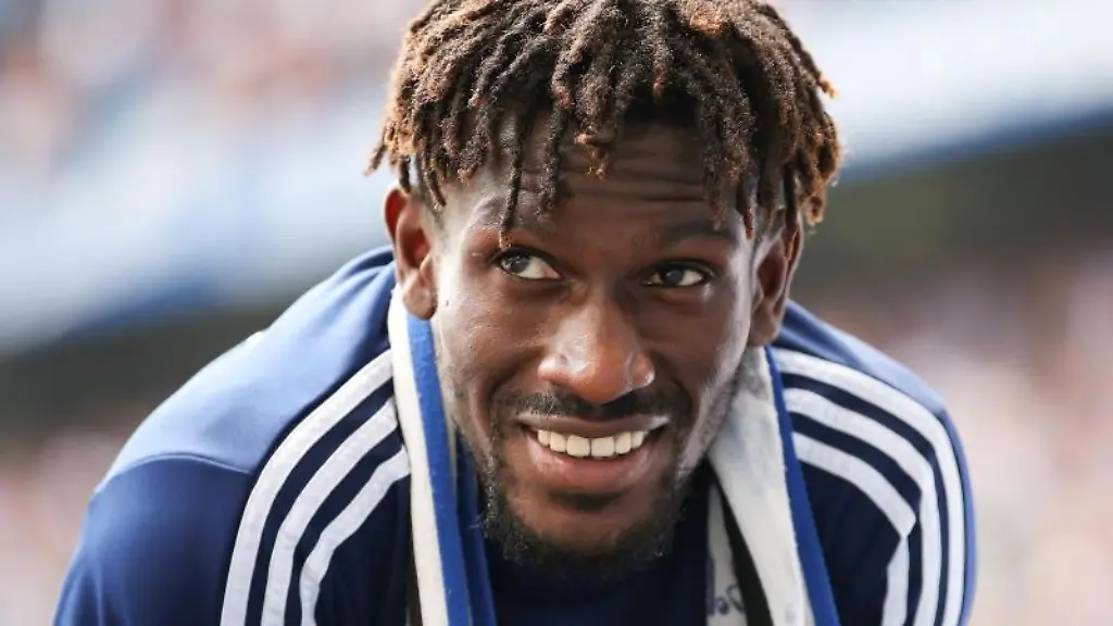 Hamburgs-Bakery-Jatta-wird-nach-dem-Spiel-von-den-Fans-gefeiert