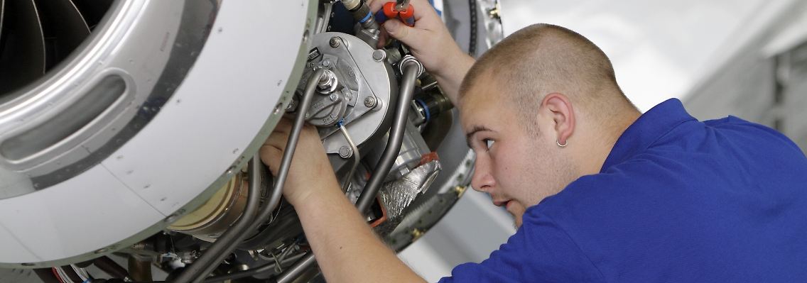 Mitarbeiter von Randstad bei einer Qualifizierungsmaßnahme im Bereich Aviation