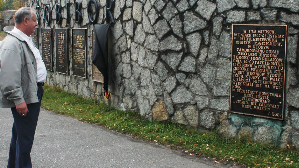 Eine Tafel erinnert an die von den Nationalsozialisten ermordeten Insassen des Lagers Sobibor.