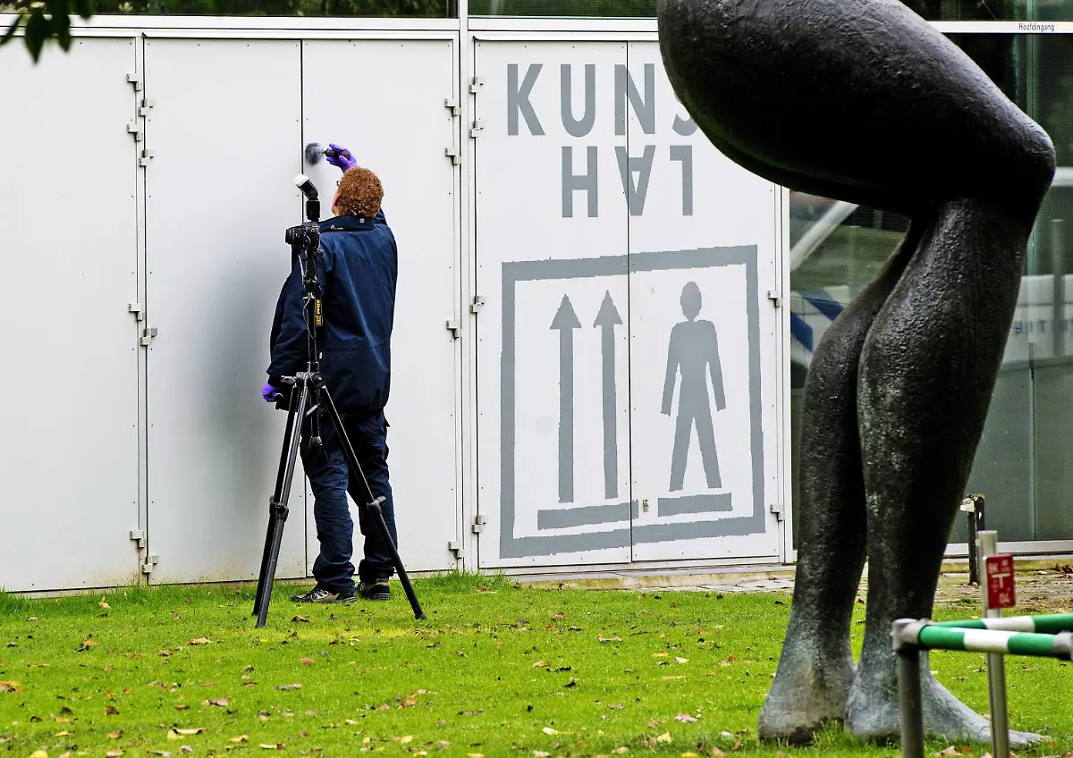 2012-Kunsthalle-Rotterdam-Polizei