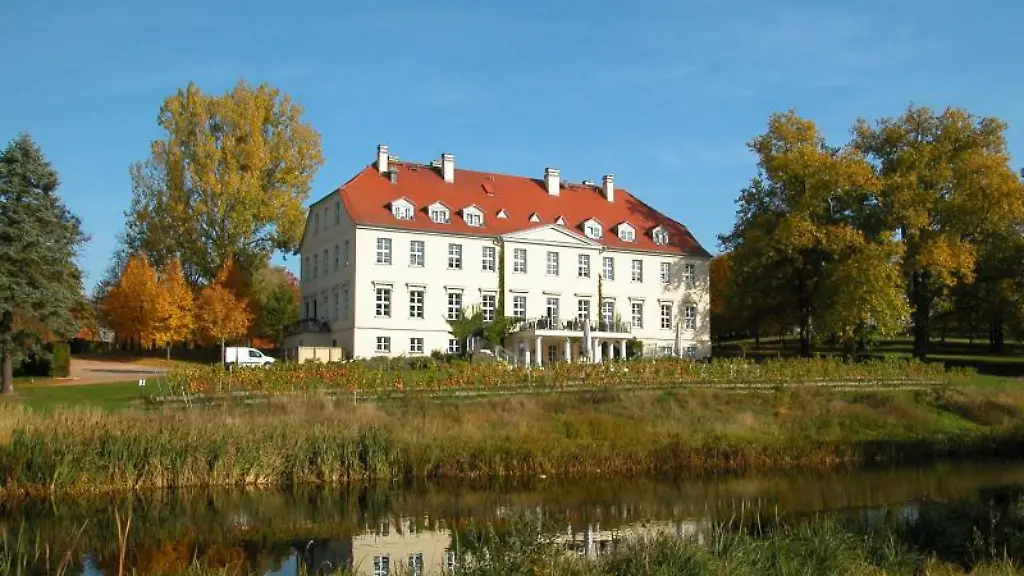 Das-Parkhotel-Schloss-Rattey-bei-Schoenbeck-leuchtet-in-der-Herbstsonne