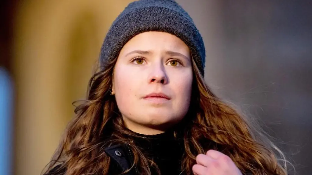 Luisa-Neubauer-Klimaaktivistin-tritt-vor-dem-Brandenburger-Tor-auf