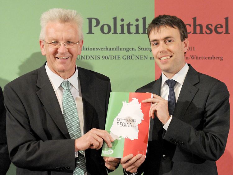 Der designierte Ministerpräsident von Baden-Württemberg, Kretschmann (Bündnis 90/Die Grünen - l-r), und der SPD-Landesvorsitzende Schmid präsentieren den Koalitionsvertrag.