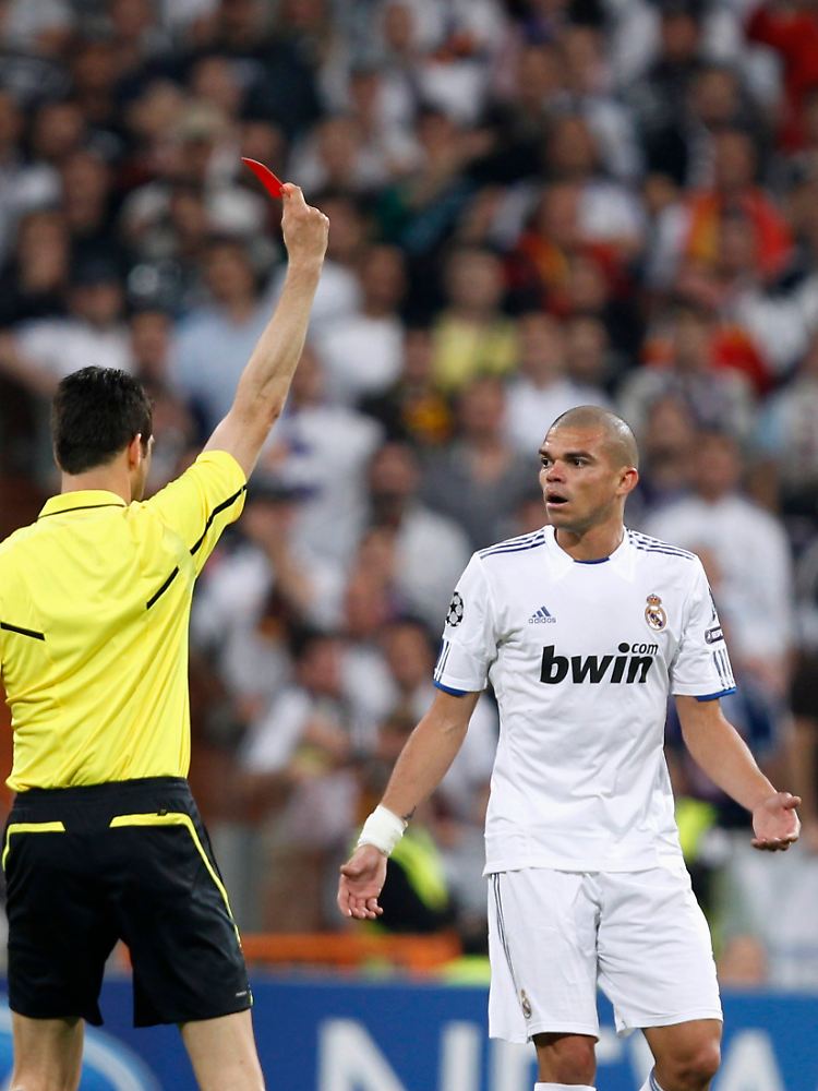 Real Madrids Pepe trat sich in der 60. Minute mit einem brutalen Foul aus dem Spiel.