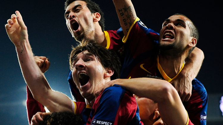 Siegreiche Schönspieler: Die Barca-Profis feiern den Sieg über Erzrivale Real Madrid.