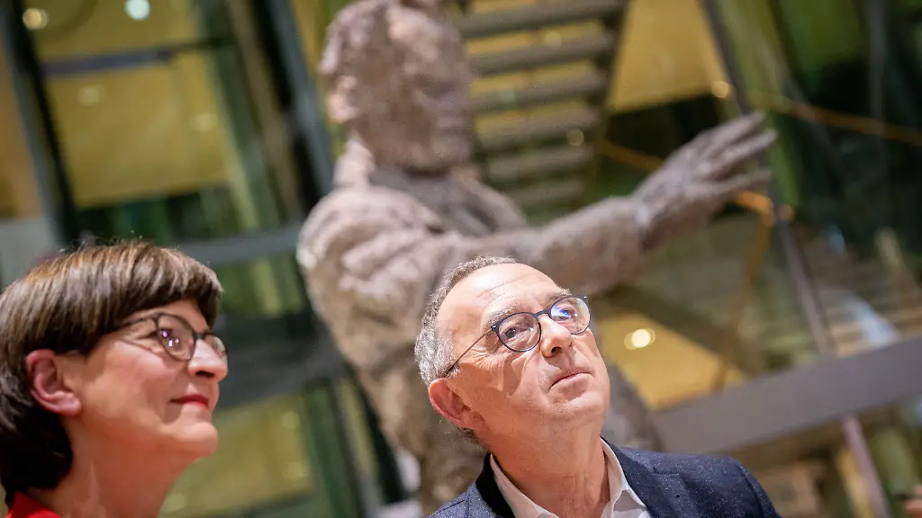 Wollen-keinen-Alleingang-beim-Entscheid-ueber-die-grosse-Koalition-die-designierten-SPD-Parteivorsitzenden-Saskia-Esken-und-Norbert-Walter-Borjans