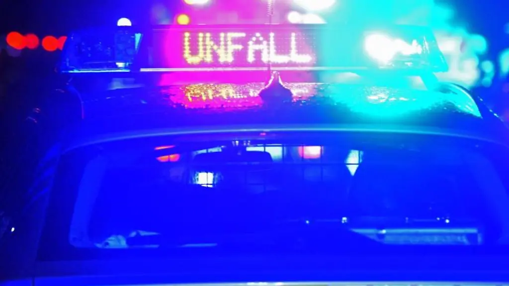 Blaulicht-und-der-LED-Schriftzug-Unfall-auf-dem-Dach-eines-Polizeistreifenwagens