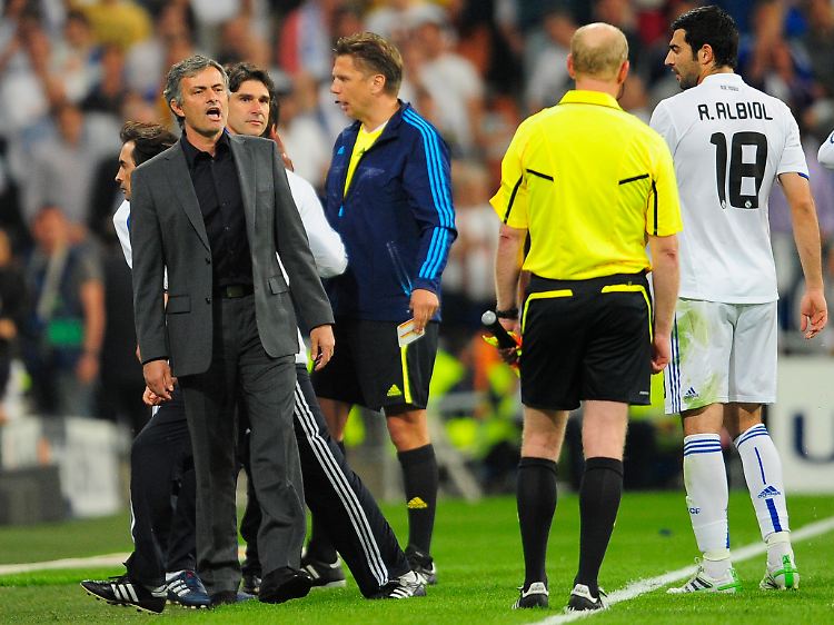 Real-Coach Jose Mourinho wurde nach einer höhnischen Geste Richtung Referee Stark auf die Tribüne verbannt und gerierte sich anschließend wieder als Opfer böser Mächte.