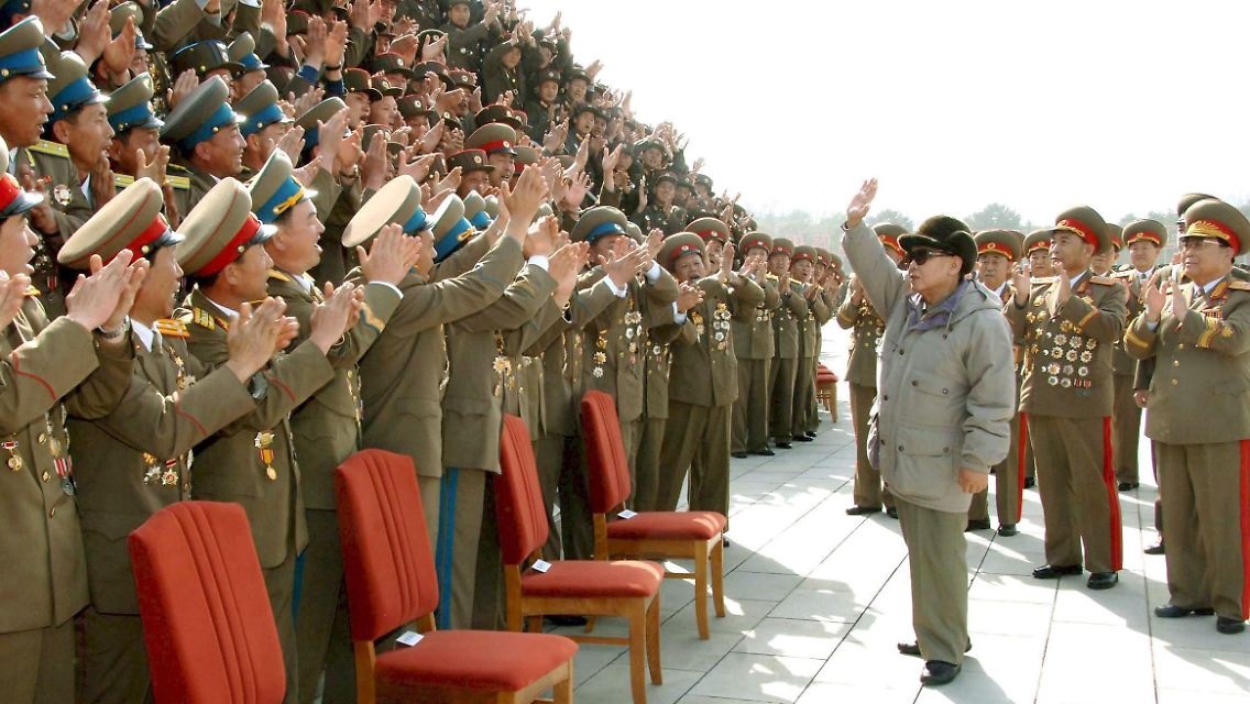 Nordkoreas Machthaber Kim Jong Il besichtigt die Armee des Landes. (Archivbild)