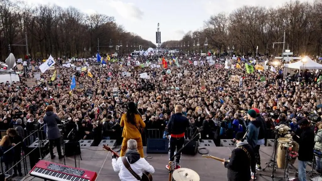 Die-Kundgebung-von-Fridays-For-Future-am-Brandenburger-Tor-zum-globalen-Aktionstag-fuer-mehr-Klimaschutz-ist-zu-sehen