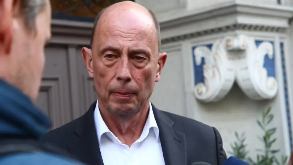 Wolfgang-Tiefensee-spricht-mit-Journalisten