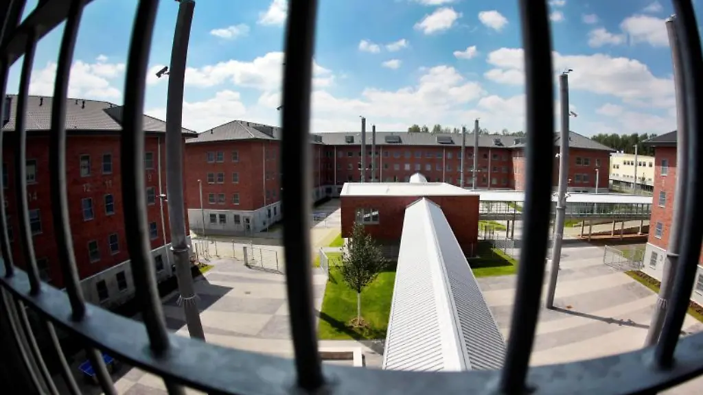 Blick-aus-einer-Zelle-in-der-Justizvollzugsanstalt-Wuppertal-Ronsdorf